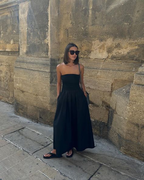 Lison Sebellin en Instagram: “summer night” Summer Italy Dress, Timeless Summer Fashion, European Summer Outfits Black Women, Summer Outfits 2024 Women, Summer Dresses 2024, Black Linen Outfit, Black Summer Dress Outfit, European Summer Dresses, Summer London Outfits