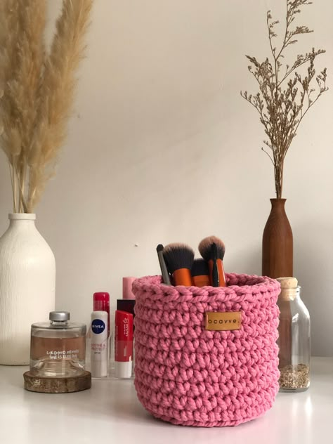 Diy Crochet Basket, Storage Crochet, Crocheted Basket, Make Up Storage, Pola Macrame, Crochet Store, Crocheted Stuff, Crochet Storage Baskets, Confection Au Crochet