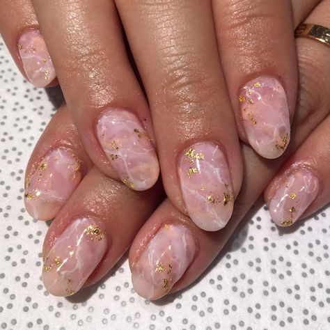 rose quartz mani. Ongles Gel Violet, Rose Quartz Nails, Quartz Nails, Nails With Gold, Quartz Nail, Crystal Nails, Makeup Forever, Coffin Nails Designs, Perfect Nails