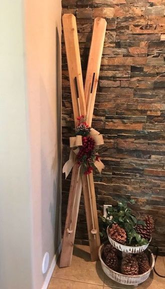 For all of you DIYers out there who are hesitant to make things because of the lack of tools, this project is for you! I assembled this project using nothing but a staple gun! You can also choose to just use a hammer and nails. Ski Christmas, Crafts Christmas Diy, Porch Art, Ski Decor, Making Bows, Diy Christmas Crafts, Christmas Wood Crafts, Christmas Outdoor, Ice Skates