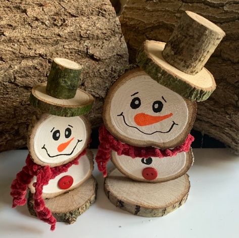 Wood Slice Snowman, Diy Schneemann, Round Gift Tags, Wood Snowman, Snowman Christmas Decorations, Wood Slice Crafts, Snowman Decorations, Handmade Christmas Decorations, Snowman Crafts