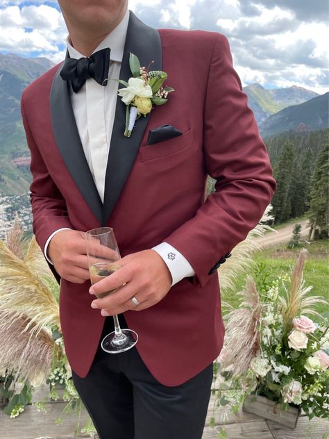 Suits Men Brown, Maroon Tuxedo, Bridesmaids Colors, Fall Groom, Suit Groomsmen, Suit For Men Wedding, Maroon Suit, Suit Prom, Burgundy Tuxedo