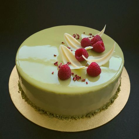 Mirror Glazed Cheesecake, Mirror Glazed Cakes, Matcha Raspberry Cake, Mousse Cake Mirror Glaze, Glaze Cake Decoration, Matcha Cakes, Mousse Cake Decoration Ideas, Matcha Mousse Cake, Matcha Cake Decoration