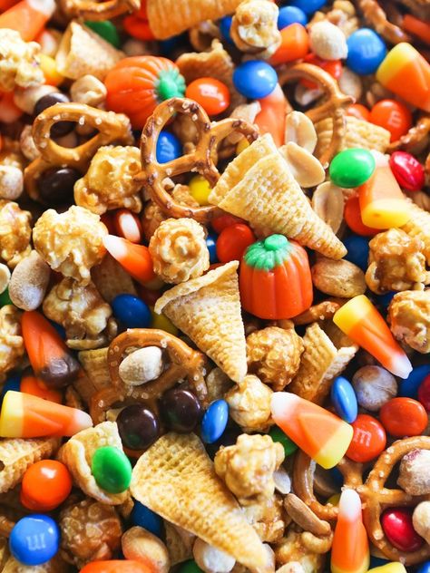 Halloween Sweet & Salty Snack Mix Recipe — Pip and Ebby Fall Snack Mixes, Snack Mix Recipe, Halloween Snack Mix, Salty Sweet Snacks, Bolo Red Velvet, Snack Mixes, Halloween Snack, Pretzel Twists, Chex Mix Recipes