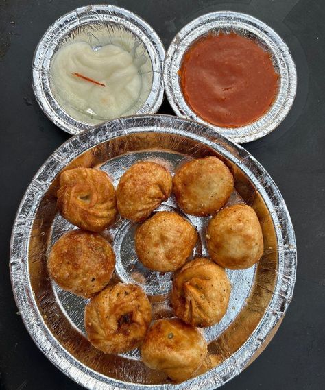 Paneer Aesthetic, Paneer Momos, Fried Momos, Afternoon Lunch, Amazing Food Platters, Food Snap, Food Pic, Blurry Pictures, Vegetarian Fast Food