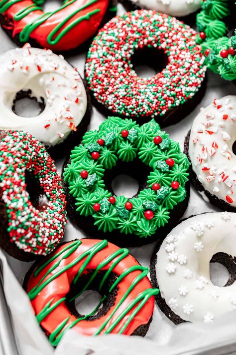 Fun & festive baked chocolate peppermint Christmas donuts are just what you need to get into the holiday spirit! Whip up the super simple chocolate peppermint cake batter, bake it off in the form of donuts, and decorate with various glazes and toppings. Donut Tower Christmas, Christmas Donuts Recipes, Christmas Donuts Decoration, Donut Ideas Decoration, Christmas Donuts Ideas, Doughnut Truck, Brown Butter Shortbread, Donut Christmas, Snowman Donuts