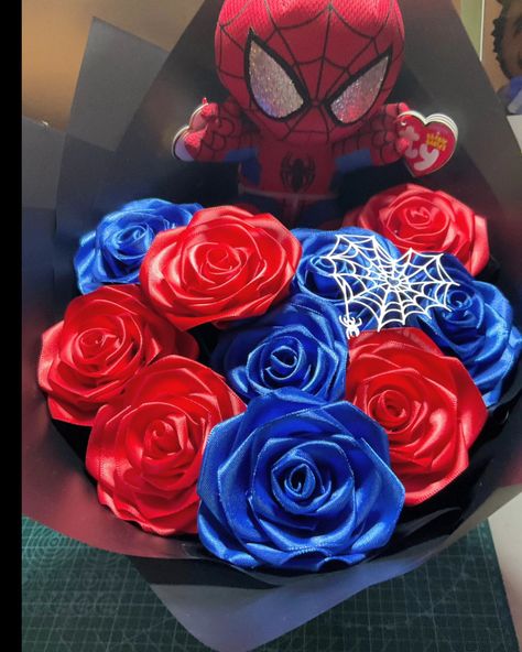 Spiderman eternal roses bouquet 🕷🕸❤️ - - - - #rosaseternas #eternalroses #explore #explorepage #florist #montebello #eastlosangeles #viralreels #esteoeste #ramobuchon #rosasdeliston #rosasartificiales #ramo #spidermanbouquet #ramodespiderman #anniversaryflowers #handmade #floresdeliston #blueroses #redroses Black Rose Bouquet, Man Bouquet, Spiderman Gifts, 12 Roses, Black And White Roses, Eternal Roses, Spiderman Theme, Valentine Bouquet, Luxury Flower Bouquets