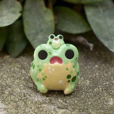 Cute Animal Clay Sculptures, Mini Clay Ideas Animals, Frog Clay Ideas, Polymer Clay Frog Tutorial, Polymer Clay Frogs, Cute Animals Clay, Animal Ceramics Ideas, Cute Clay Creatures, Polymer Frog