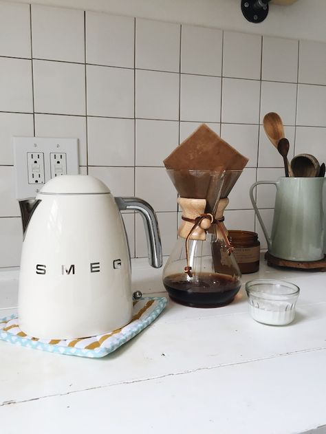 Smeg Kettle, Smeg Kitchen, Electric Kettles, Simple Photography, Kitchen Ideals, Hot House, Perfect Cup Of Tea, Aesthetic Space, 4 Plates