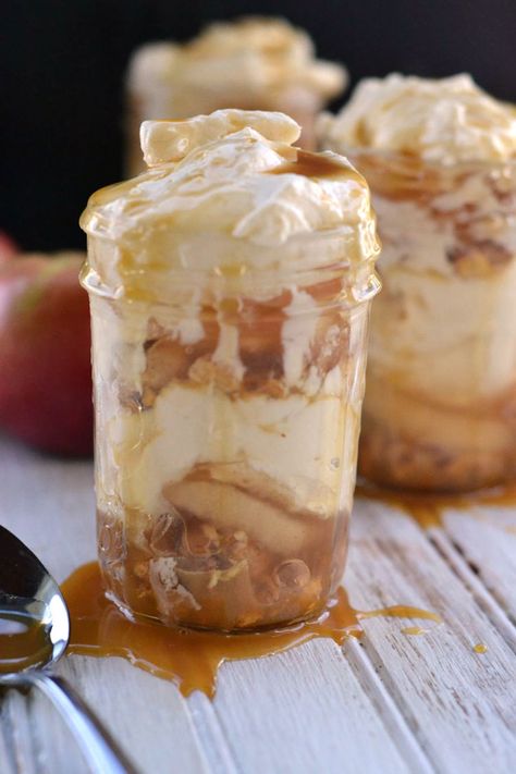 Apple Caramel Cheesecake Recipe – Mason Jar Desserts Apple Pie Jar Desserts, Apple Pie Shooters, Apple Caramel Cheesecake, Caramel Apple Parfait, Cheesecake Parfait Recipes, Mason Jar Desserts Recipes, Cup Desserts, Caramel Cheesecake Recipes, Desserts In A Jar