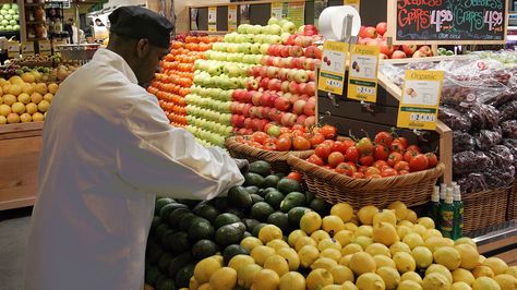 Thanks to Amazon, Whole Foods Is Now More Affordable https://www.eater.com/2017/8/24/16194226/whole-foods-lower-prices-amazon-deal?utm_campaign=crowdfire&utm_content=crowdfire&utm_medium=social&utm_source=pinterest Iodine Rich Foods, How To Ripen Avocados, Precision Nutrition, Types Of Diets, Fiber Rich Foods, Eating Organic, Whole Foods, Nutrition Advice, Improve Health