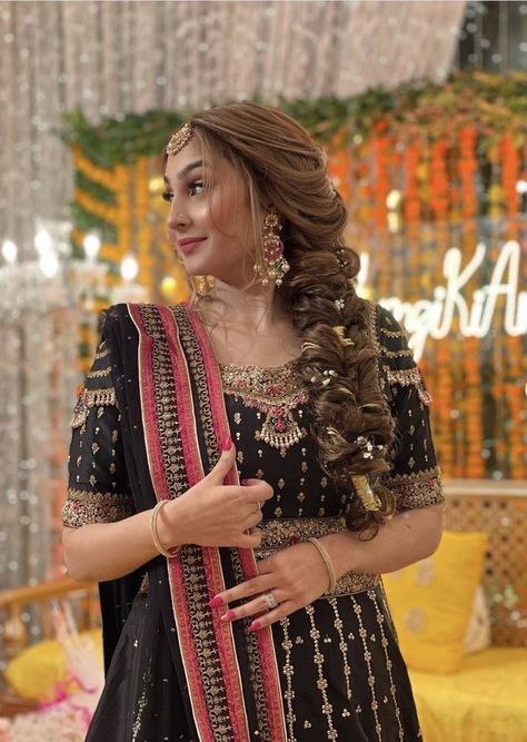 Hairstyles On Mehndi Function, Hairstyles Pakistani Wedding Party, Hairstyles For Mehndi Bride, Braid Hairstyles For Mehndi, Hair Styles On Gharara, Front Hair Styles For Bride, Hairstyle For Mehndi Bride, Pakistani Dress Hairstyle, Party Wear Hairstyles For Long Hair