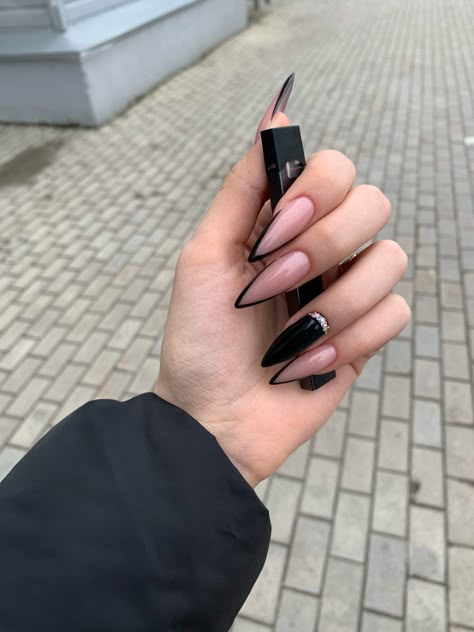 Unghie Sfumate, Black Acrylic Nails, Goth Nails, Grunge Nails, Simple Acrylic Nails, Glow Nails, Classic Nails, Almond Acrylic Nails, Acrylic Nails Coffin Short