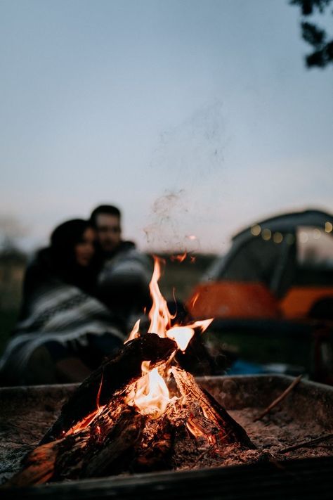 Camping Couple Photoshoot, Family Camping Aesthetic, Campsite Photoshoot, Couple Camping Photography, Camping Goals, Family Camping Photography, Camping Inspo, Camping Together, Camping Photoshoot