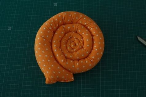 Snail Costume, Halloween Costume Patterns, Chenille Crafts, Weird Toys, Clean Crafts, Easy Diy Costumes, Diy Kostüm, Diy Halloween Costumes Easy, Sewing Stuffed Animals