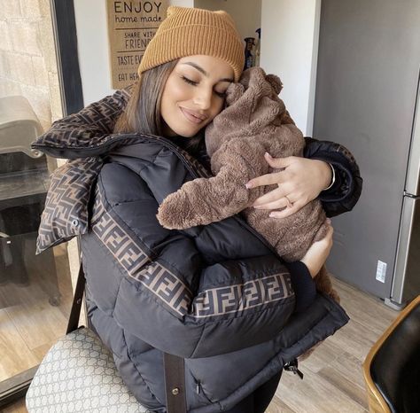 Fendi Jacket, Puffer Jacket Style, Moms Goals, Cute Maternity Outfits, Stylish Maternity Outfits, Style Instagram, Mommy Style, Stylish Maternity