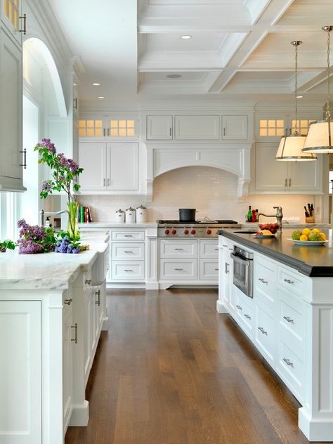 . Hardwood Floors In Kitchen, Kabinet Dapur, Classic Kitchen, White Kitchen Design, Kitchen Farmhouse, Large Kitchen, Kitchen Remodel Idea, Traditional Kitchen, Kitchen Makeover