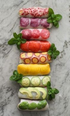 rainbow summer rolls - vegan rice paper wrappers filled with noodles, veggies, fruit and herbs Rice Paper Recipes, Rice Paper Wrappers, Rainbow Roll, Vegan Rice, Rainbow Food, Summer Rolls, Makanan Diet, Beef Wellington, Idee Pasto Sano