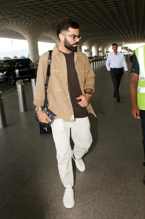 Virat Kohli Fashion Outfits, Virat Kohli Airport Looks, Virat Kohli Outfits, Airport Outfit Men Travel Style, Mens Airport Outfit, Mens Airport Style, Airport Outfit Men, Kohli Hairstyle, Mens Travel Style