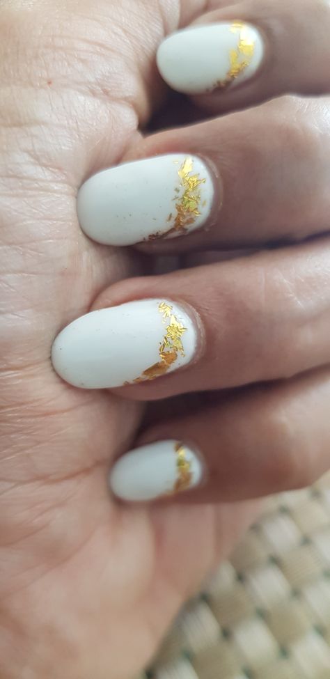 Gold Paper Nails, Pretty White Nails, Nails With Gold Leaf, Leaf Nail Art, White Nails With Gold, Nails With Gold, Gold Leaf Design, Gel Overlay, Gold Paper