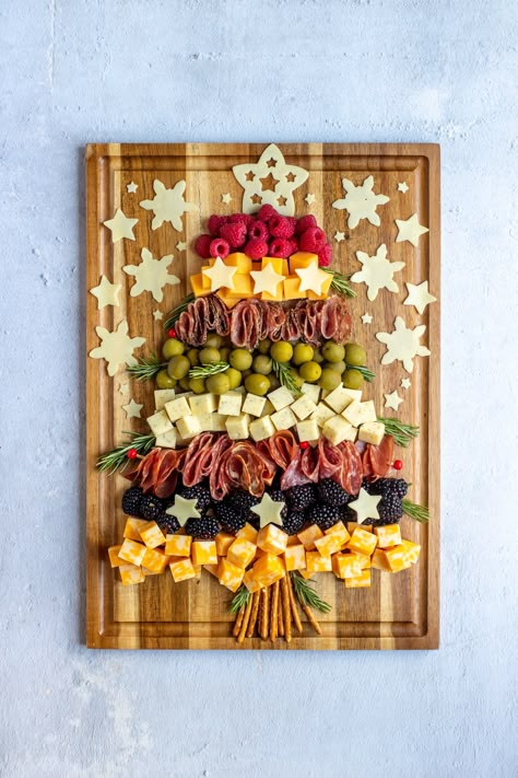 Gather ‘Round the Charcutertree: A Guide to Holiday Boards and Festive Designs to Try | Carchurie Boards Christmas, Christmas Charcutertree, Christmas Starter Platter, Christmas Chatcurie Board, Christmas Charcuterie Board Ideas, Christmas Cheese Boards, Holiday Boards, Christmas Starters, Christmas Charcuterie Board