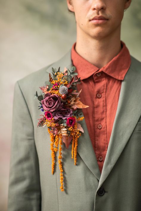 Autumn rustic pocket boutonniere - big brooch design in woodland style The flower pocket boutonniere is made of artificial, preserved material and other arranging material.  When stored in dry and dark place, our products last 10-15 years. We can also make you other matching accessories. Please message me for more information. :) Photo: Michaela durisova photography Model: stalker agency ---------------------------------------------------------------- SHIPPING INFO FOR EU ORDERS: Standard shippi Floral Lapel Groom, Australian Native Boutonniere, Boutannaires Wedding, Groom Pocket Flowers, Whimsical Boutonniere, Large Boutonniere, Spring Boutonniere, Lapel Boutonniere, Lapel Corsage