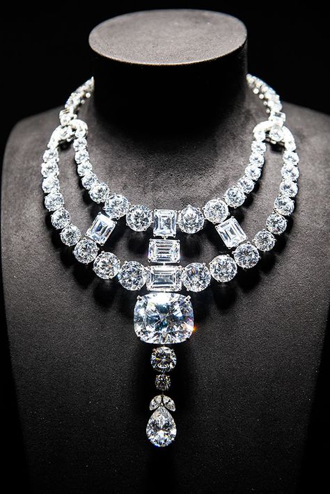 The Jeanne Toussaint necklace featured in the film Most Expensive Jewelry, 100 Bill, High Jewellery, Royal Jewels, Diamond Necklaces, Expensive Jewelry, Best Jewelry Stores, Exclusive Jewelry, Crown Jewels