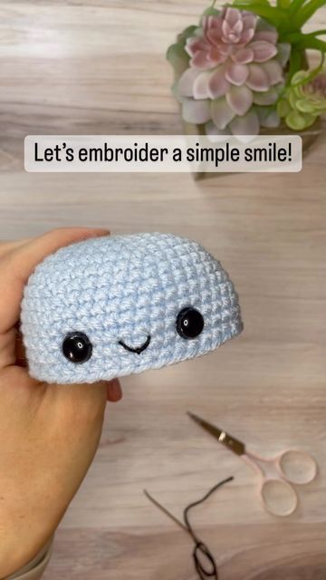 Embroider Crochet, Crochet Hack, Beginner Crochet Tutorial, Quick Crochet Patterns, Crochet Design Pattern, Crochet Stitches Video, Beginner Crochet Projects, Crochet Stitches For Beginners, Quick Crochet