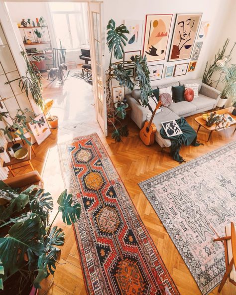 Florida Boho Home, Jan Skacelik, Lots Of Plants, Hiasan Bilik Tidur, Bohemian Interior Design, Hello Friday, Deco Boheme, Bohemian Interior, Bohemian Living Room