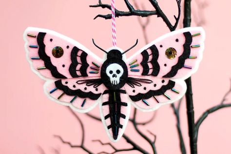 Halloween Felt Patterns Free Printable, Goth Felt Crafts, Halloween Felt Ornaments, Felt Ornaments Patterns Templates, Moth Ornament, Felt Moth, Felt Christmas Ornament Patterns, Halloween Ornaments Diy, Halloween Moth