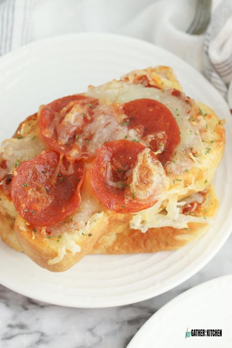 This super easy to make air fryer garlic toast pizza is the perfect lunch or dinner idea when you need something fast. Made with mozzarella cheese, pizza sauce and pepperoni, it's easy to change it up with your favorite pizza toppings. Garlic Toast Pizza, Easy Lunches To Make, Toast Garlic Bread, Texas Toast Garlic Bread, Garlic Bread Pizza, Air Fryer Garlic, Make Garlic Bread, Garlic Toast, Toast Pizza