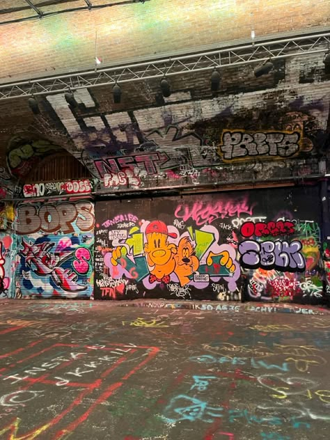 Graffiti Tunnel London, Bay Area Graffiti, London Street Aesthetic, Graffiti Landscape, Street Grafitti, Graffiti Tunnel, Subway Tunnel, Graffiti Furniture, Graffiti Aesthetic