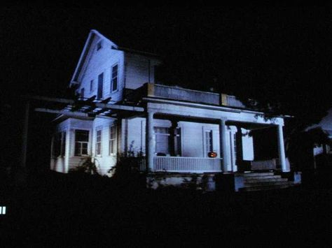 This house from Halloween or the Bates' house in Psycho? Which is creepier? Halloween 1978 Aesthetic, Halloween Movie 1978, Myers House, Michael Myers Memes, John Carpenter Halloween, Riverdale Aesthetic, Scary Films, Halloween 1978, Halloween Film