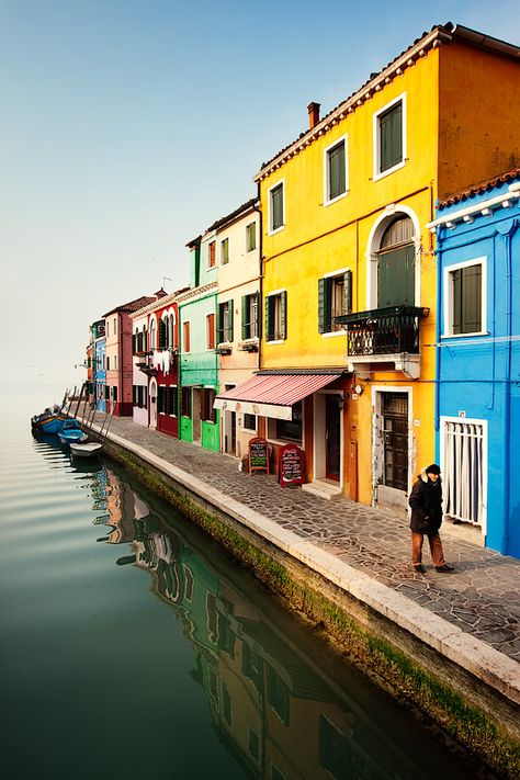 Reference Photos Architecture, Two Point Perspective City, Venice Buildings, Venice Italy Architecture, Perspective Architecture, Perspective Pictures, Colourful City, Two Point Perspective, Architecture Photography Buildings