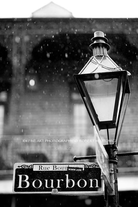 New Orleans Black And White, New Orleans Cemeteries, French Quarter New Orleans, New Orleans Vacation, Addie Larue, Lock Screen Backgrounds, Louisiana Art, Black And White City, Dreamy Photography