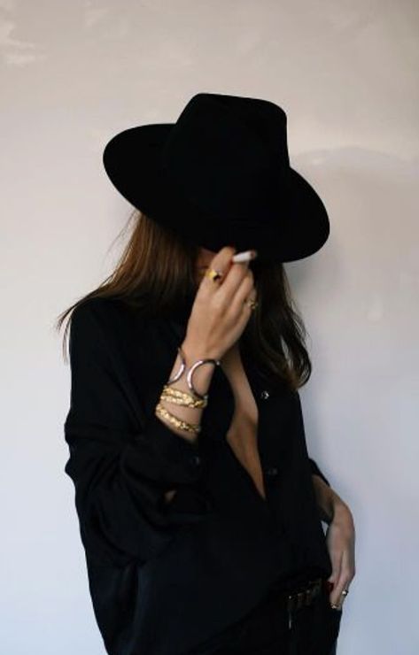 Black Fedora Hat Outfit, Fedora Hat Outfit, Fedora Hat Outfits, Black Fedora Hat, Wife Style, Camila Morrone, Black Fedora, Hat Outfit, Total Black