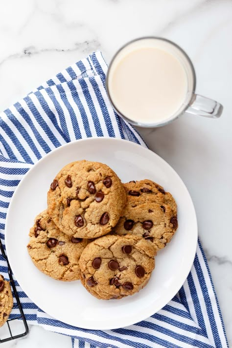 Vegan Molasses Cookies, Vegan Gingerbread Cookies, Food Photography Dessert, Food Photography Composition, Vegan Gingerbread, Vegan Cookies Recipes, Vegan Candies, Vegan Chocolate Chip Cookies, Cookies Vegan