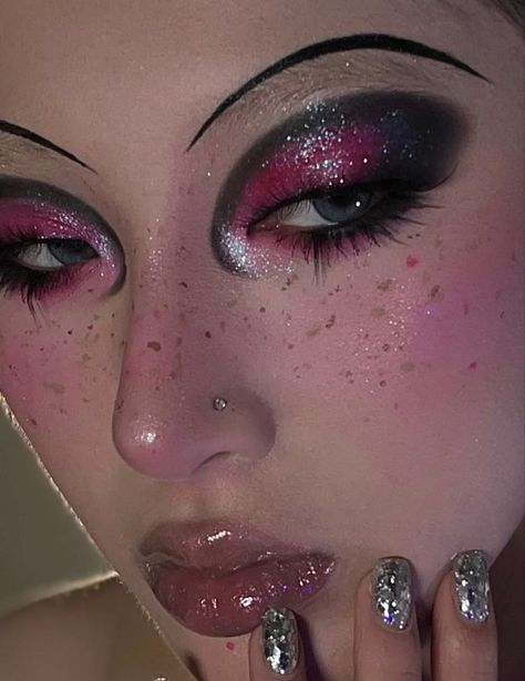 Extra Makeup Ideas, Makeup Looks Extreme, Extravagant Eye Makeup, Maximalist Makeup Looks, Saturn Makeup, Avangard Makeup, Interesting Makeup Looks, Extreme Makeup Looks, Crazy Makeup Looks Creative