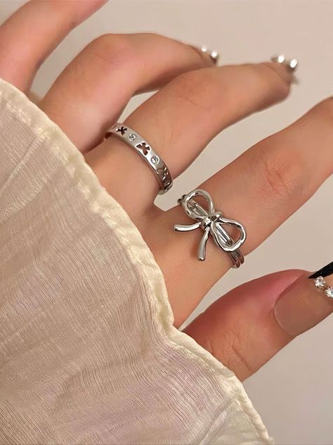 𝔇𝔢𝔱𝔞𝔦𝔩𝔰 Style: Y2k, Coquette, Kawaii Materials: Metal Quantity: 2 pcs(set) Elevate your style with our Coquette Basic Ribbon Rings Set - an embodiment of simple yet classic beauty. Whether it's a casual day out or a special occasion, these cute ribbon rings effortlessly enhance your look with their delicate design. Enjoy free shipping with a purchase of over 80$ Basic Jewellery, Jewelry Accessories Aesthetic Silver, Coquette Accessories Aesthetic, Girl Accessories, Rings Y2k, Coquette Ring, Jewellery Simple, Coquette Accessory, Coquette Rings