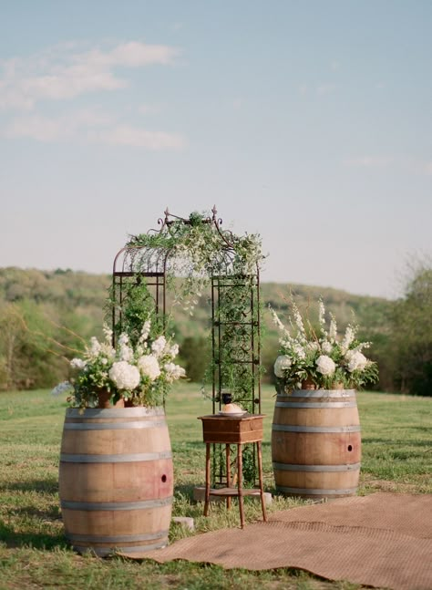 Black Metal Wedding, Wedding Arch Metal, Arch Wedding Ceremony, Metal Arbor, Arches Wedding, Arbor Ideas, Rural Wedding, Wedding Arch Ideas, Wedding Alters