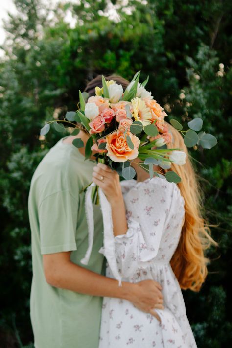 Engagement Pictures With Flowers, Couple Floral Photoshoot, Couple Photo With Flower, Engagement Pictures With Flower Bouquet, Flowers Engagement Photos, Couple Photos With Flower Bouquet, Engagement Photo Bouquet, Engagement Photos Flowers Bouquets, Couple Poses With Flowers Bouquets