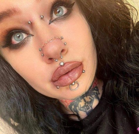 High Nose Piercing, High Nostril Piercing Double, Two Nostril Piercing, Female Piercings Ideas, Nostril Piercing Chain, Nose Chain Piercing, Nose Bridge Piercing, Double Nostril Piercing, High Nostril Piercing