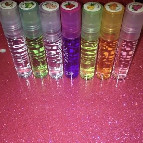 2000s Lip Gloss Aesthetic, Lip Gloss Aesthetic 90s, Lip Gloss 2000s, 90s Lipgloss, 90s Kids Remember, Rangement Makeup, Pink 90s, Lip Balm Collection, Childhood Memories 2000