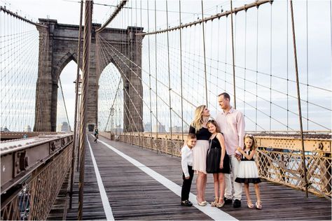 Family Photos On A Bridge, Anya Family, Ig Pic Ideas, Nyc Photos, New York Vacation, Family Portrait Poses, Family Shoot, Family Photo Sessions, Family Lifestyle