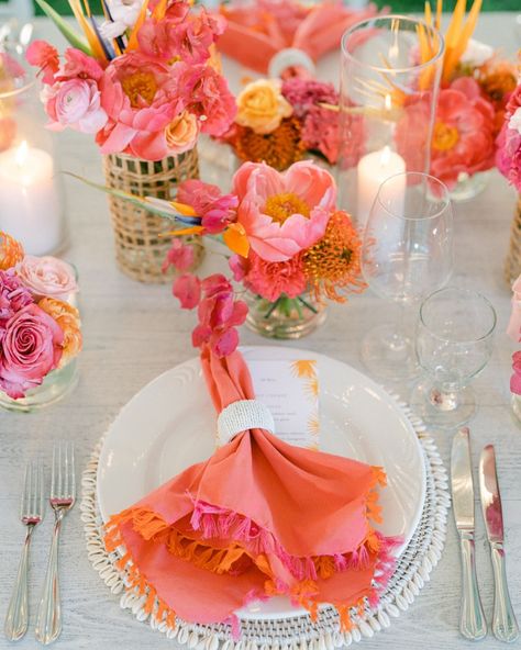 Sunset Table Setting, Pink And Orange Themed Party, Coral Tablescape, Pink And Orange Party Theme, Orange Table Setting, Orange Pink Wedding, Sunset Wedding Theme, Coral Wedding Themes, Pink Tablescape