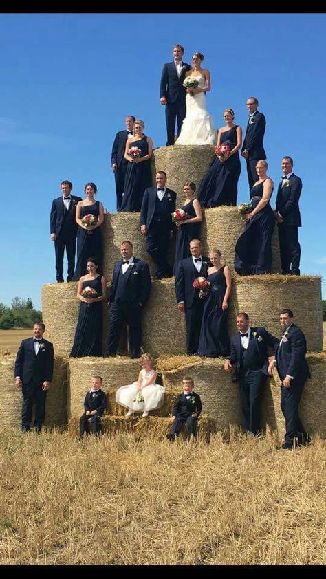 Creative hay stack wedding party photo idea Farmer Wedding, Country Wedding Pictures, Country Western Wedding, Country Wedding Photos, Western Themed Wedding, Rustic Wedding Decorations, Country Theme Wedding, Cowboy Wedding, Camo Wedding