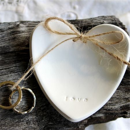 Diy Clay Ring Holder, Itsekovettuva Savi, Alternative Ring, Heart Wedding Rings, Wedding Ring Dish, Diy Air Dry Clay, Ring Pillows, Air Dry Clay Projects, Ring Pillow Wedding