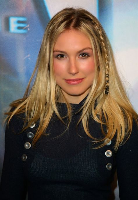 Sarah Carter - Maggie Falling Skies Braid On One Side, Sarah Carter, Hannah Simone, Falling Skies, Monthly Income, Smallville, Pretty Face, Net Worth, Celebrities Female