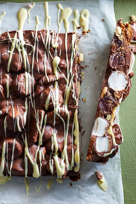 Christmas Rocky Road White Chocolate, Vegan Rocky Road Recipe, Honeycomb Rocky Road Recipe, Best Rocky Road Recipe, Mint Rocky Road, Christmas Rocky Road, Chocolate Christmas Pudding, Rocky Road Recipe, Melt And Pour