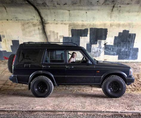 R336HAB on Instagram: “Someone is very happy inside this D2 🤙🏼 @j9xhy 👍🏼 • • • #LANDROVER #discovery #TD5 #defender #300tdi #landscape #landroverdiscovery…” Pink Range Rovers, Discovery Land Rover, Car 4x4, Land Rover Discovery 2, Discovery 2, New Truck, Old School Cars, Overland Vehicles, Free Mind